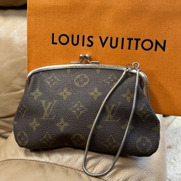 Louis Vuitton Handbags - 💼SUPER RARE VINTAGE KISS LOCK wristlet/purse